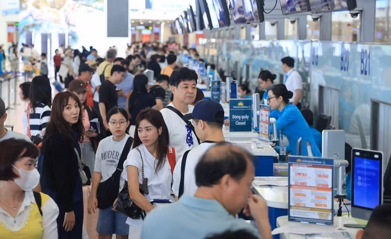 旅客在内排国际航空港办理手续。图自dangcongsan.org.vn