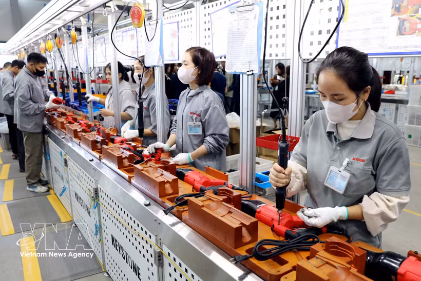越南兴安省太瑞乡Keystone Electrical越南工厂项目的工人正在生产手持式电动工具 。图自越通社
