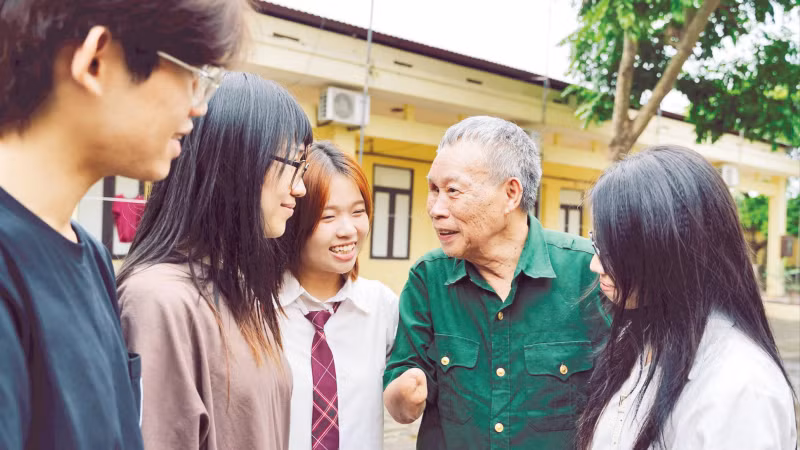 “和平世代的故事”项目成员在顺成伤残军人疗养中心聆听伤残军人杜登奎的故事。图自《人民报》