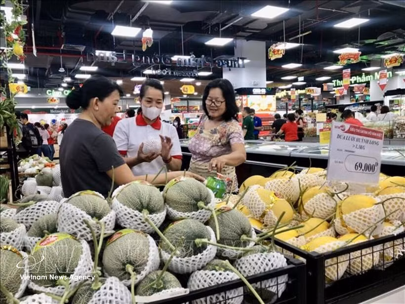 消费者购买水果。图自越通社