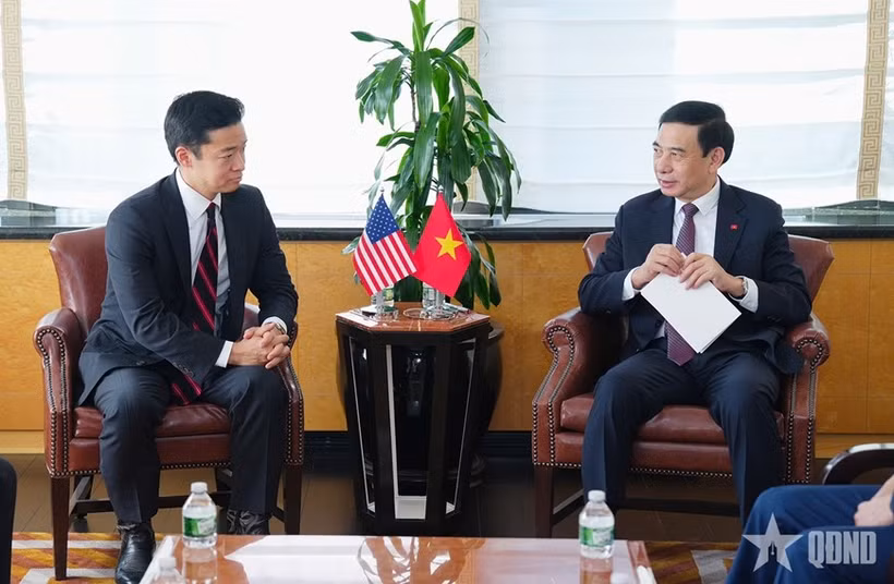 越南政府副总理、国防部长潘文江大将会见美国战争部助理部长约翰·诺。图自越通社
