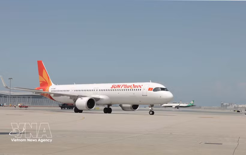 太阳富国航空从河内飞往中国香港的首个航班抵达香港国际机场。图自越通社