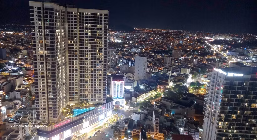 商业住宅和旅游项目点亮芽庄夜间城市景观。图自越通社