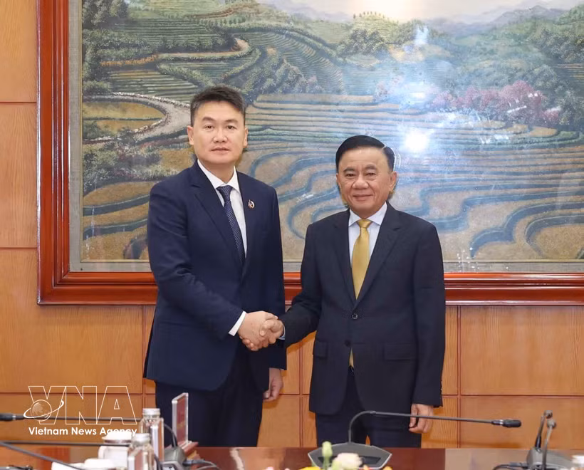 越共中央政治局委员、中央书记处常务书记陈锦秀与老挝人民革命党中央委员、老挝人民革命中央青年团书记通力·西苏里。图自越通社