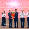 国会主席陈青敏向新任国家审计署审计长阮有义赠送鲜花。图自越通社