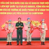 国防部副部长阮长胜向前往联合国南苏丹维和特派团执行任务的3名军官颁发国家主席和国防部长任命决定书。图自越通社