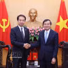 胡志明国家政治学院院长段明训（右）在河内会见了中国驻越南大使何炜。图自越通社