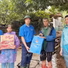 谅山省团省委副书记和工作组看望慰问在芝陵县的灾民并赠送慰问品。图自越通社