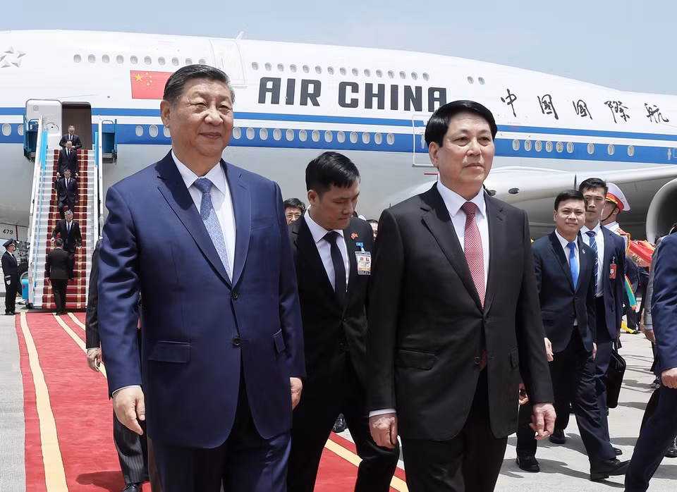 越共中央政治局委员、越南社会主义共和国主席梁强来机场迎接中国共产党中央委员会总书记、中华人民共和国主席习近平。图自越通社