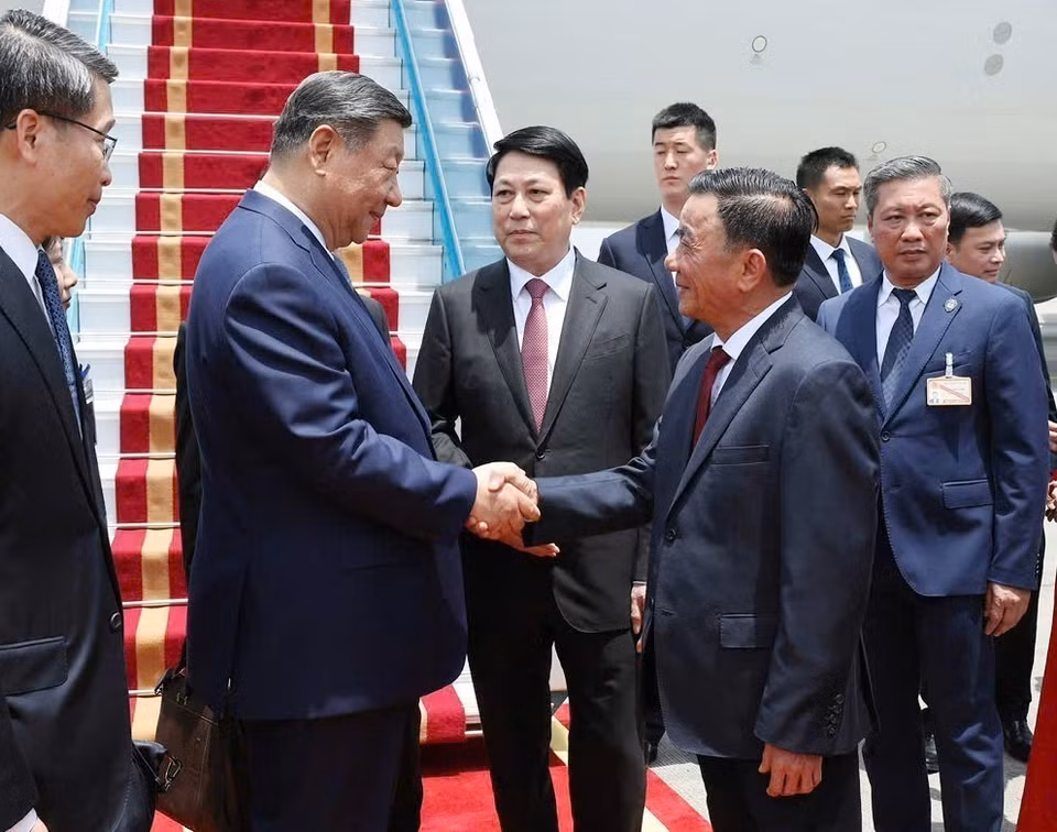 越共中央政治局委员、越南社会主义共和国主席梁强与中央政治局委员，中央书记处书记，中央检查委员会主任陈锦秀来机场迎接中国共产党中央委员会总书记、中华人民共和国主席习近平。图自越通社