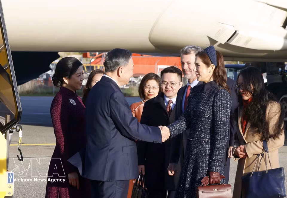丹麦国王腓特烈十世和王后玛丽在哥本哈根国际机场迎接越共中央总书记、国家主席苏林及夫人吴芳璃。图自越通社