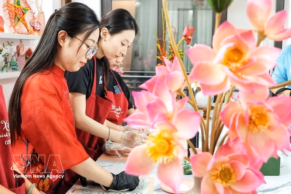 所有造型工序均由手工完成，需要精细操作，以确保用捏面人面团制作的每一片花瓣、花蕊、花苞和枝条组合后形态自然。图自越通社