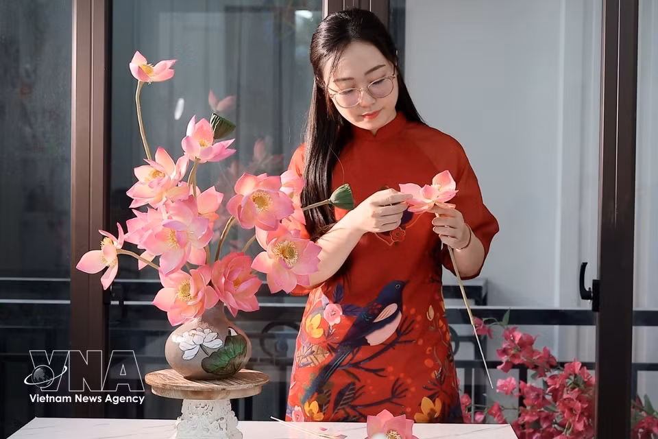 完成后的莲花被组合成一只花瓶，让传统月饼蜕变为兼具观赏性与食用价值的艺术造型作品。图自越通社
