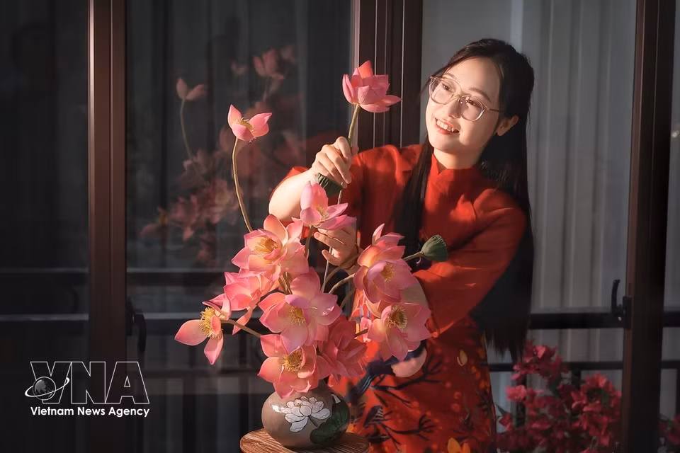 完全采用制作月饼的食材塑形后，阮氏垂阳将其错落有致地组合成一只多层次的花瓶，营造出仿佛真实莲花瓶的视觉效果。图自越通社