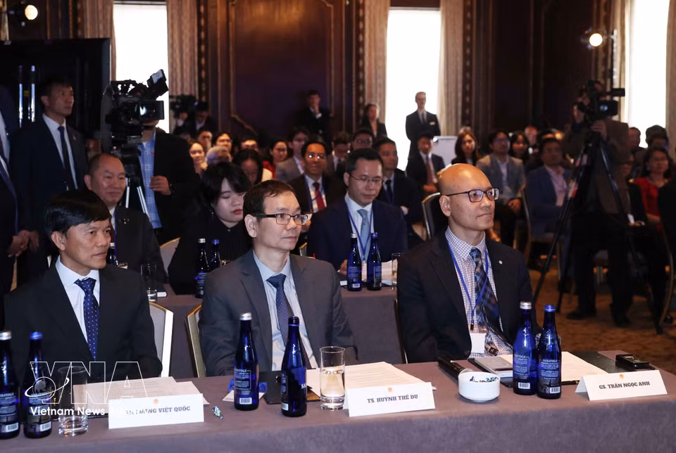 出席见面会的在美国的越南专家和知识分子。图自越通社