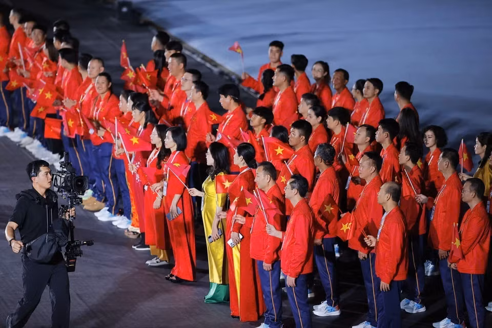 第33届东南亚运动会于12月9日晚在泰国曼谷正式开幕，越南体育代表团也开启一段充满雄心的新征程。这是越南连续第十届东南亚运动会跻身地区三强之列，也是越南连续第三届在东南亚运动会上取得突破。图自越通社