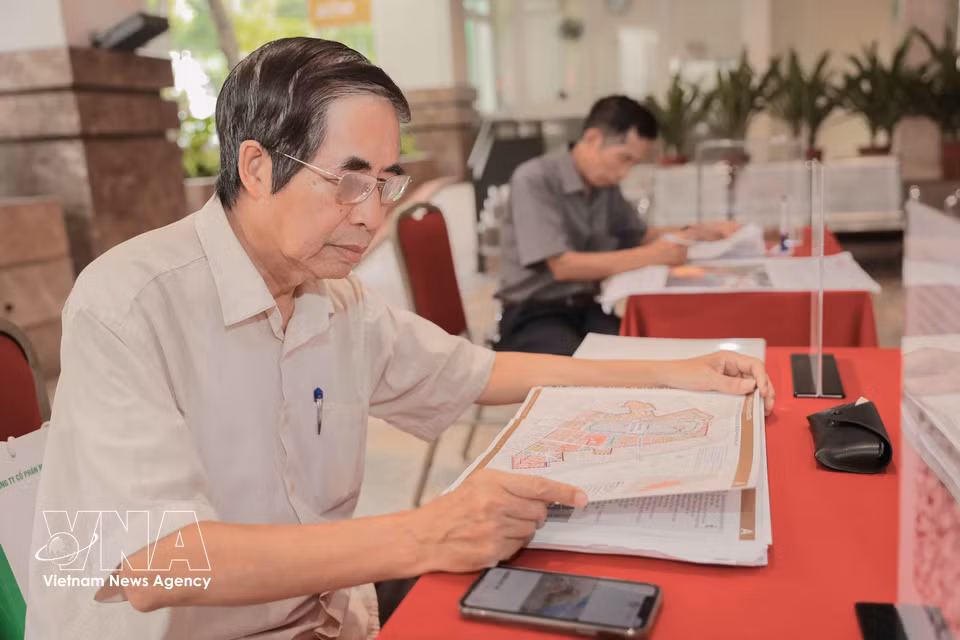 许多居民不仅提出意见，还拍摄各项规划方案图片进行研究。图自：越通社
