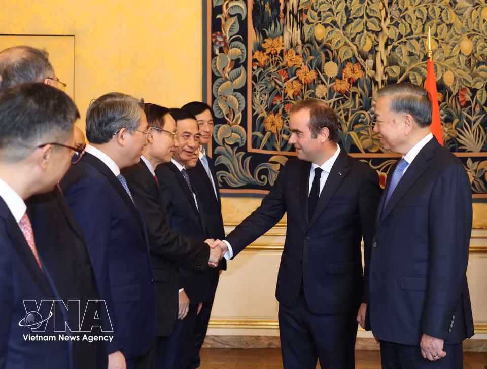 越共中央总书记、国家主席苏林向法国总理塞巴斯蒂安·勒科尔尼介绍越南代表团成员。图自越通社