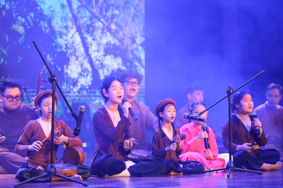 由河内UNESCO传统艺术中心与“绿竹”乐团艺人共同表演的盲人曲《越南竹子》节目，展现了民族精神与艺术的交融。图自越通社