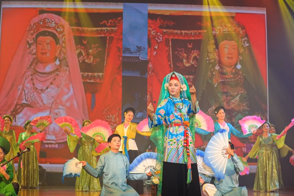 在活动上，艺术家们还带来了《二圣娘》筹文曲表演节目，以庄重的表演形式弘扬母神信仰中的美好价值。图自越通社