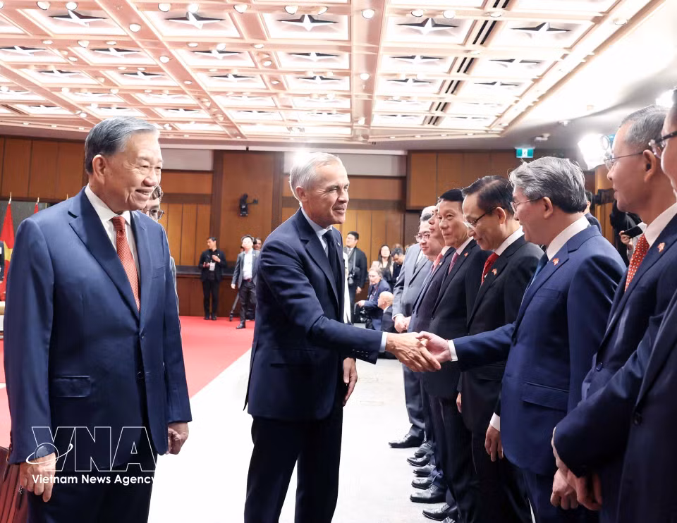 越共中央总书记、国家主席苏林向加拿大总理马克·卡尼价绍越南代表团成员。图自越通社图自越通社