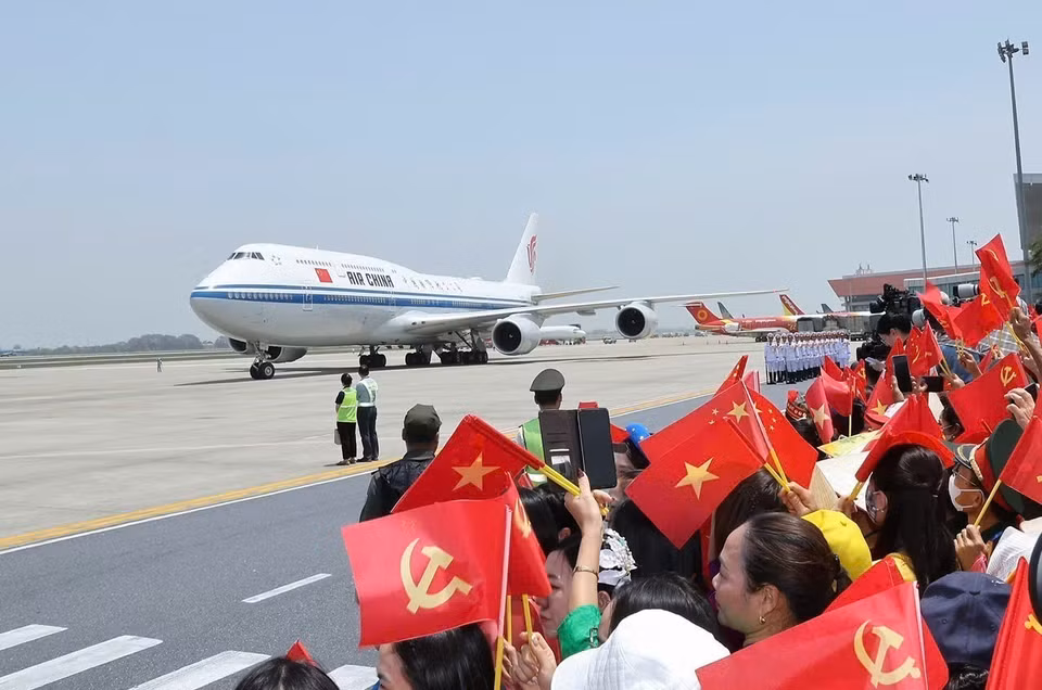 中国共产党中央委员会总书记、中华人民共和国主席习近平乘坐的专机抵达河内内排国际机场，开始对越南进行国事访问。图自越通社
