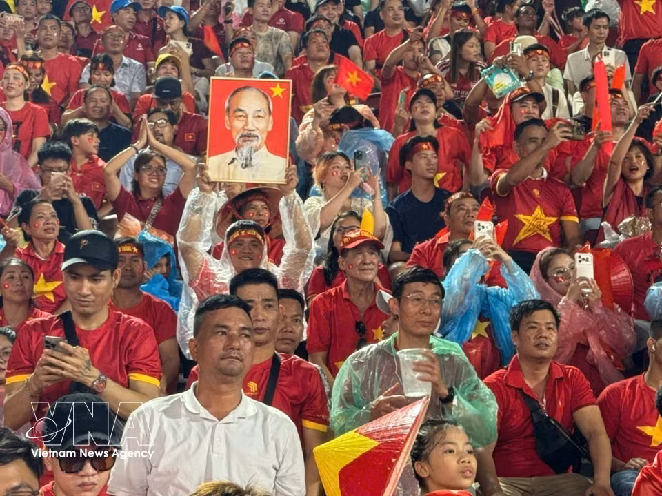 越南球迷来到现场为越南国家队加油助威。图自越通社
