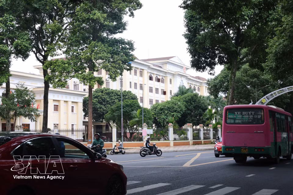 古树构成一片片“市中森林”与带有西原高脚屋、长屋建筑元素的建筑相互连接，共同塑造了邦美蜀独具特色的都市风貌。图自越通社
