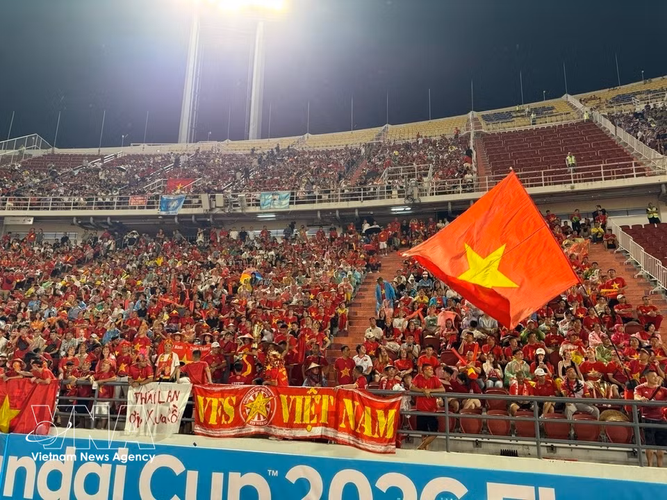 越南球迷来到现场为越南国家队加油助威。图自越通社