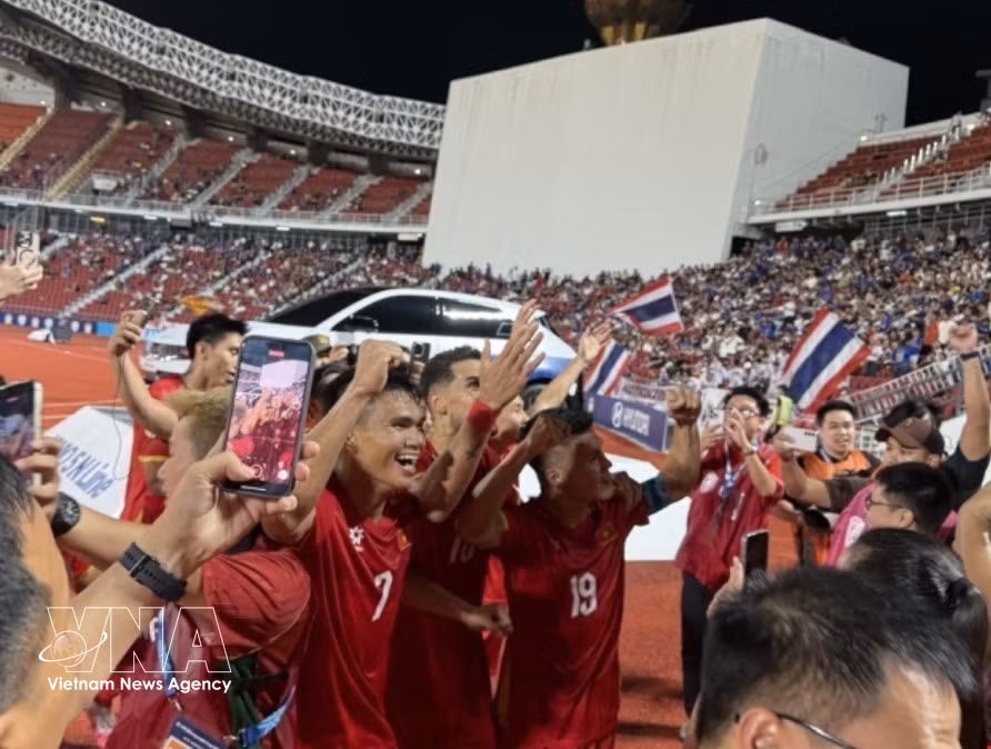 凭借阮二龙和阮光海的进球，越南队在2026年东盟杯决赛首回合以2比0战胜泰国队。图自越通社