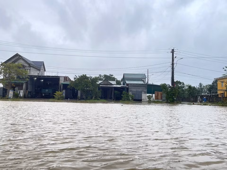 11月17日清晨，受前几小时强降雨影响，顺化市中心金龙段的香江水位上涨至2.64米，比二级警戒线高出0.64米，导致沿河区域被淹。图自越通社