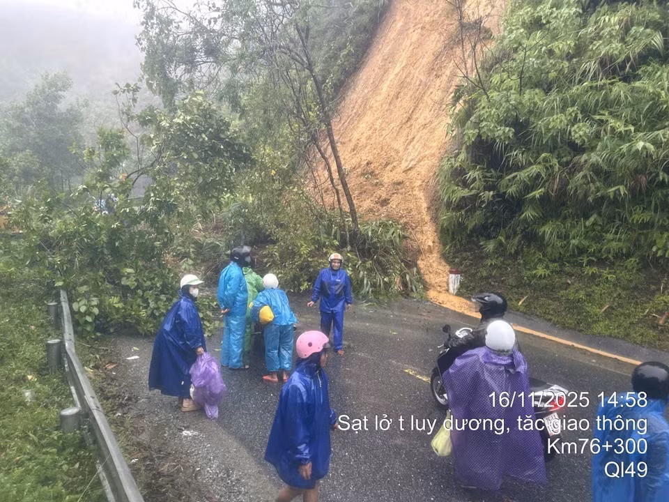 经过顺化市阿雷（A LUOI）三号乡的49号国道发生山体滑坡。 图自越通社