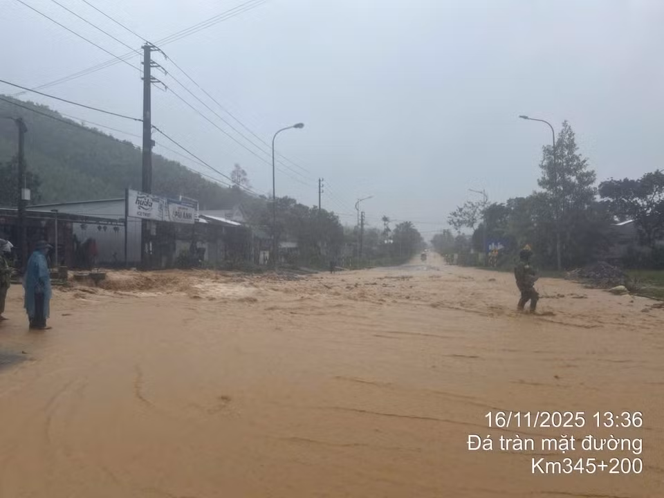 阿雷（A LUOI）三号乡的部分道路因强降雨被淹，水流湍急。图自越通社