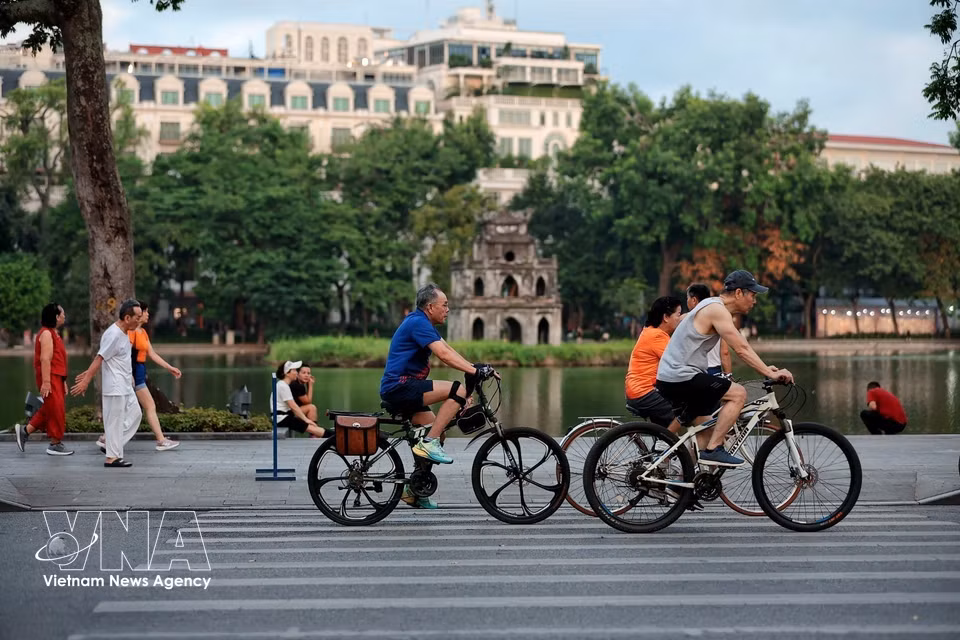 老年人骑自行车锻炼身体，为首都市中心增添健康活力的生活节奏。图自越通社