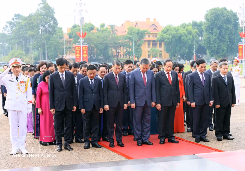 2026年7月20日上午，越共中央第十四届中央委员会第三次全体会议在党中央总部隆重开幕。会议开幕之前，党和国家领导以及与会代表前往胡志明主席陵墓敬献花圈。图自越通社