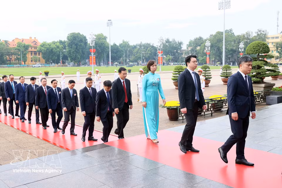 2026年7月20日上午，越共中央第十四届中央委员会第三次全体会议在党中央总部隆重开幕。会议开幕之前，党和国家领导以及与会代表前往胡志明主席陵墓敬献花圈。图自越通社