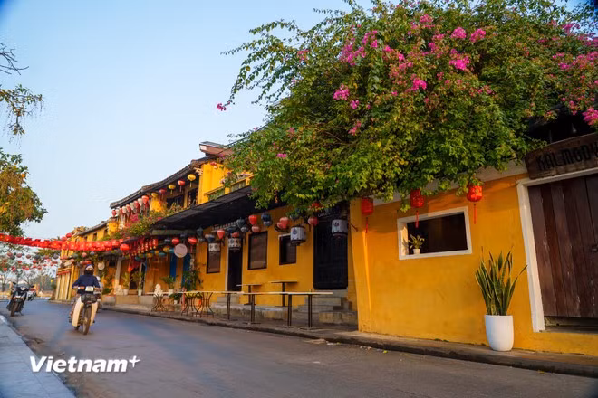 当商铺尚未开门营业，古巷在宁静中沉淀韵味。图自Vietnam+