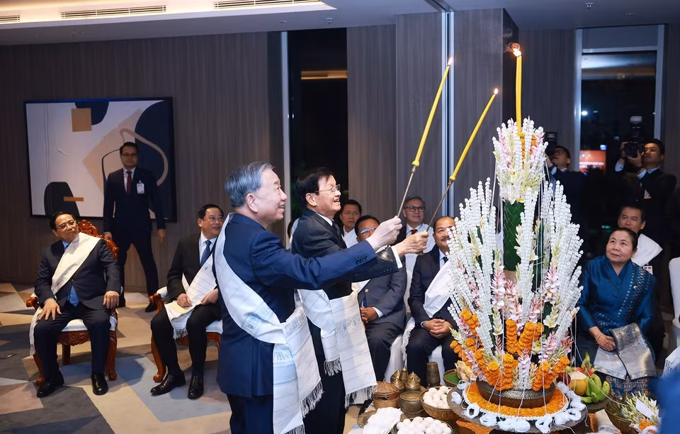 2026年2月5日晚，在老挝首都万象，越共中央总书记苏林与越南党和国家领导人出席由老挝人民革命党中央总书记、国家主席通伦·西苏里主持的老挝传统的栓线祈福仪式。图自越通社