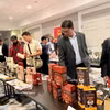 加拿大企业代表了解越南咖啡产品。图自越通社