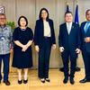 东盟各国驻希腊大使与希腊劳工和社会保障部长尼基·凯拉梅乌斯合影。图自越通社