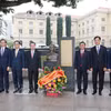 越共中央政治局委员、中央书记处常务书记陈锦秀在新加坡敬献鲜花缅怀胡志明主席