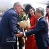 河内市人民委员会主席武大胜前往内排国际机场迎接瑞士联邦主席居伊·帕姆兰。图自越通社
