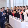 越共中央政治局委员、中央书记处常务书记陈锦秀会见越南驻新加坡大使馆全体干部、工作人员以及旅新越南人代表。图自越通社