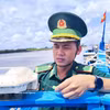 干豪边防检查站站长潘明王少校对渔船VMS设备进行检查。图自越通社