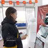 在春香坊（林同省）公共行政服务中心，居民与人工智能机器人互动，获取有关行政手续办理的指引。图自越通社