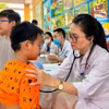 医疗队伍对儿童进行健康检查。图自河内栋多综合医院