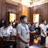 各被告人听取法庭宣判。图自越通社