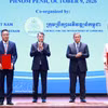 越南政府总理黎明兴与柬埔寨首相洪玛奈见证两国有关机构和企业交换了5份合作文件。图自越通社