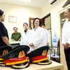 越南政府副总理范氏清茶看望慰问越南科学技术翰林院生物学研究所DNA鉴定中心干部和人员。图自越通社