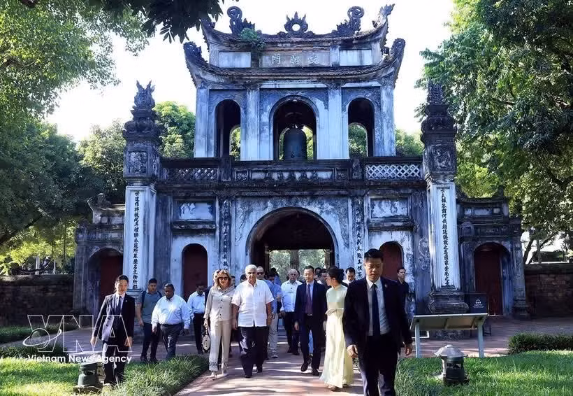 potal-tong-thong-cong-hoa-panama-jose-raul-mulino-va-phu-nhan-tham-van-mieu-quoc-tu-giam-9068548.jpg